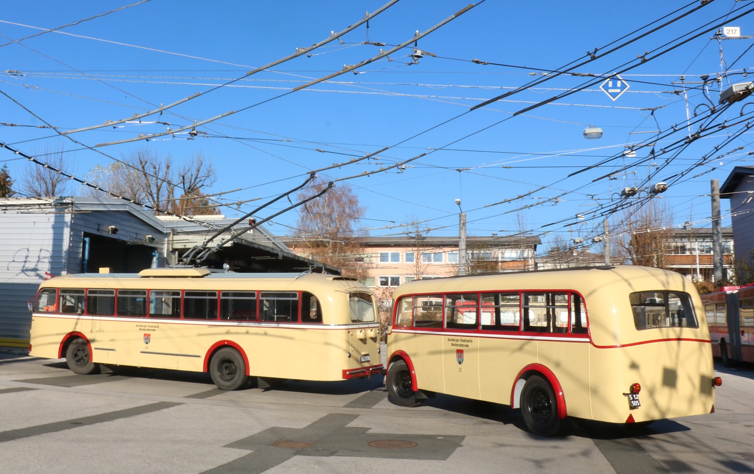 Зальцбург, Henschel/Uerdingen/Kiepe ÜH IIIs № 123; Зальцбург, Kässbohrer PA-4 № 21