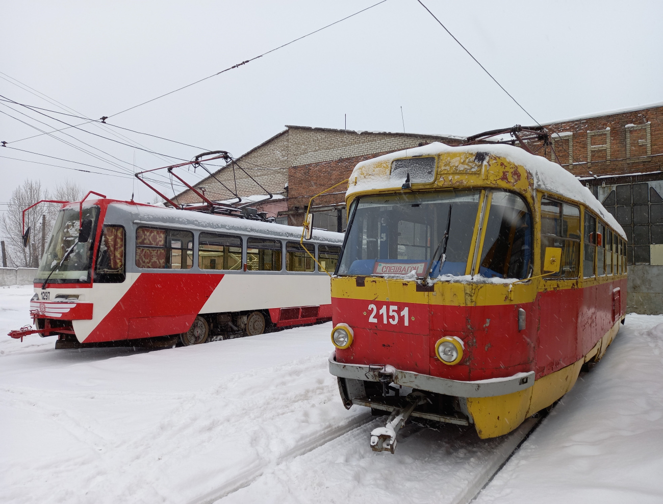 Barnaul, Tatra T3SU (2-door) č. 2151; Barnaul, Tatra TB4D GOH Barnaul č. 1297