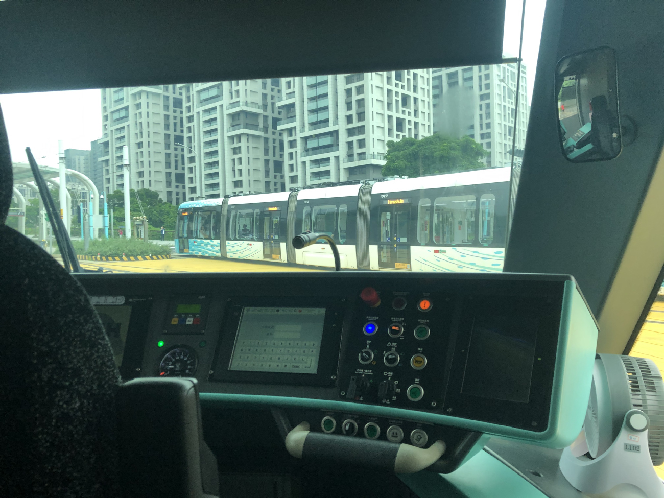 Тайбэй, Xingwuzhe 行武者号 № 101; Тайбэй, Xingwuzhe 行武者号 № 102; Тайбэй — Трамвайные линии: V — Трамвай Даньхай（淡海輕軌）