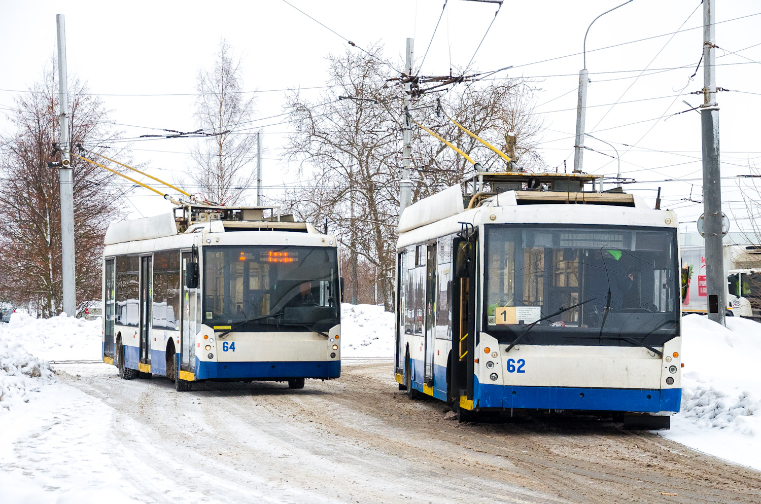 Великий Новгород, Тролза-5265.00 «Мегаполис» № 64; Великий Новгород, Тролза-5265.00 «Мегаполис» № 62