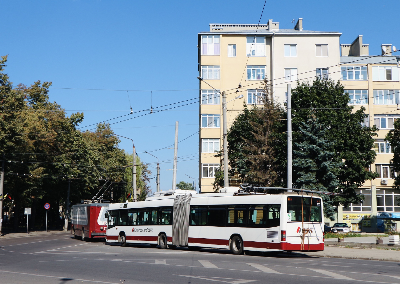 Ivano-Frankivsk, Volvo V 7000 AT č. 203; Ivano-Frankivsk, KTG-1 č. ТГ-1