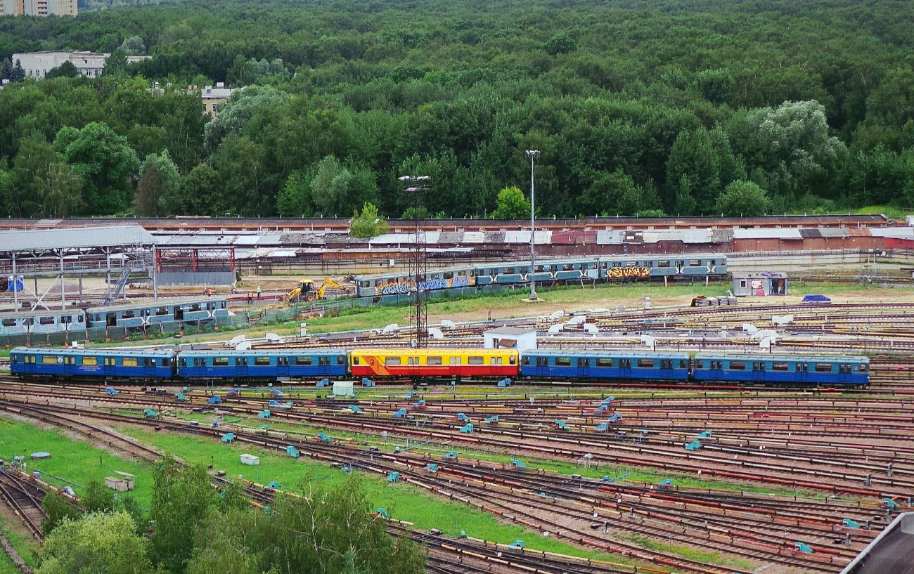 Масква, Еж3 № 5564; Масква, Еж3 № 5672; Масква, 81-714 (ЛВЗ) № 7374; Масква, Еж3 № 5667; Масква, Еж3 № 5824; Масква — Метрополитен — [7] Таганско-Краснопресненская линия; Масква — Метрополитен — Подвижной состав — Еж3/Ем-508Т; Масква — Метрополитен — Подвижной состав — 81-717/714 и модификации