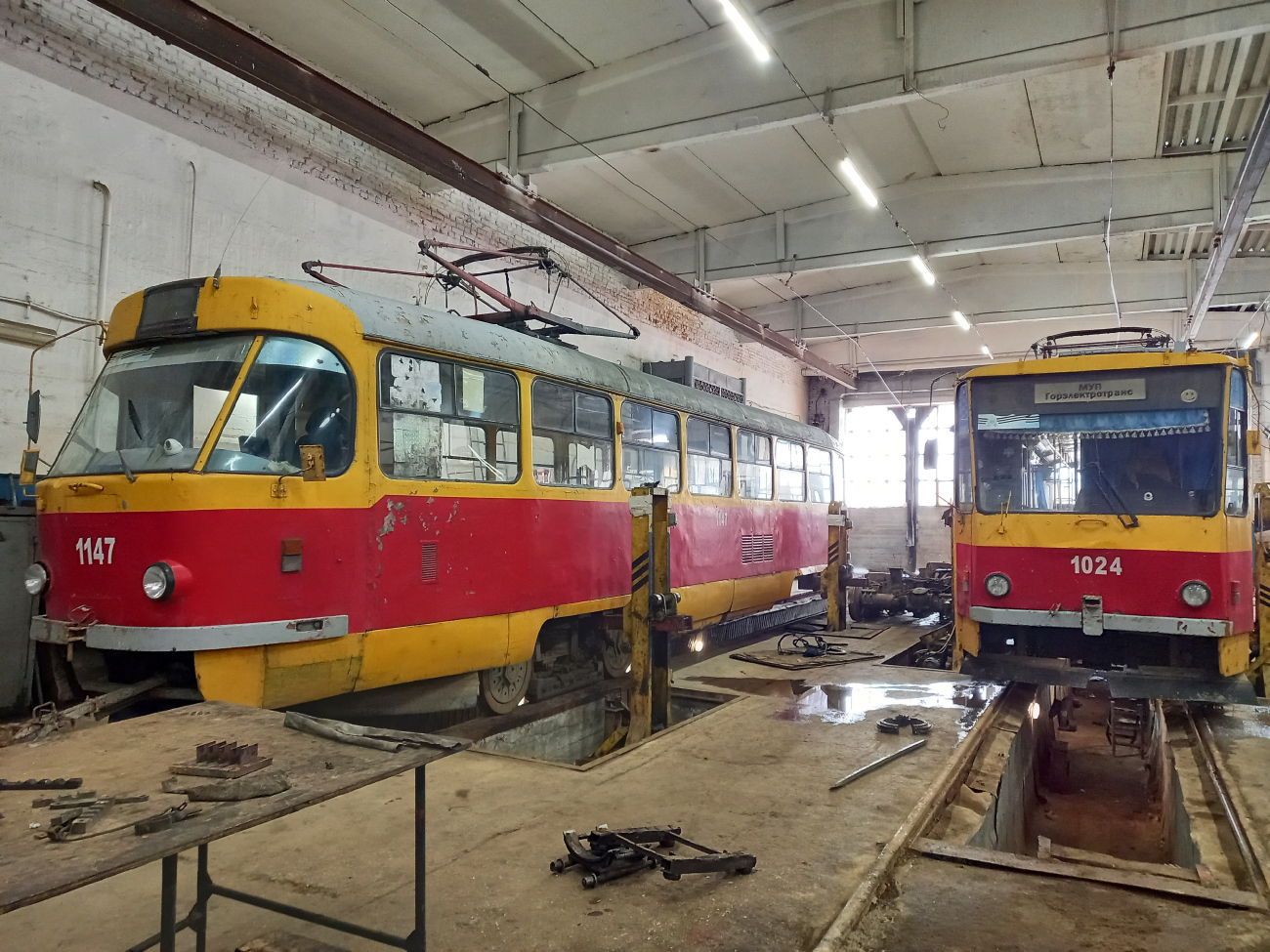 Barnaul, Tatra T3SU č. 1147; Barnaul, Tatra T6B5SU č. 1024
