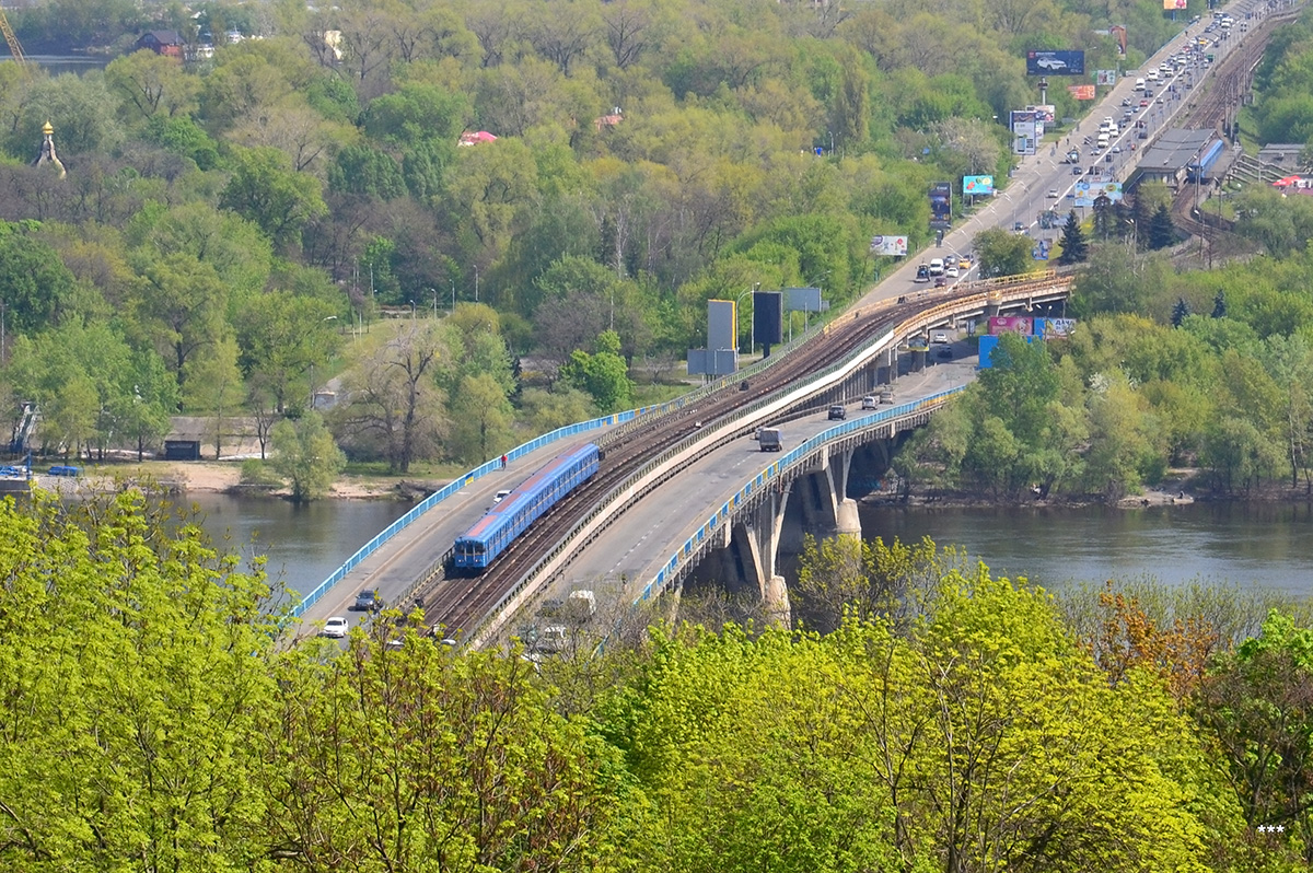 Kijev — Metro — Line M1 (red)