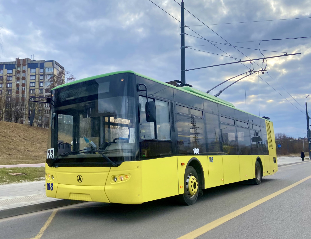 Львов, ЛАЗ E183D1 № 108