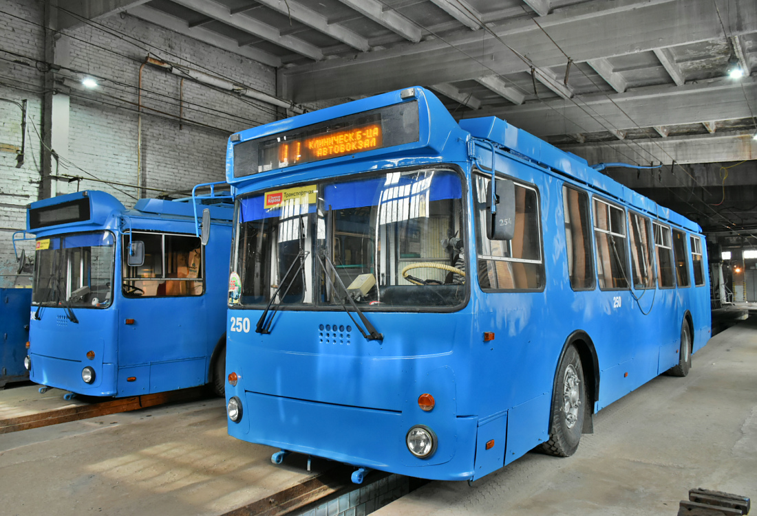 Владивосток, ЗиУ-682Г-016.02 № 250