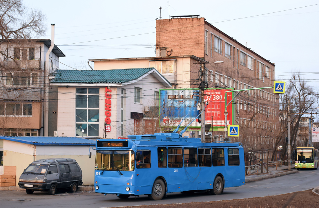 Владивосток, ЗиУ-682Г-016.02 № 251