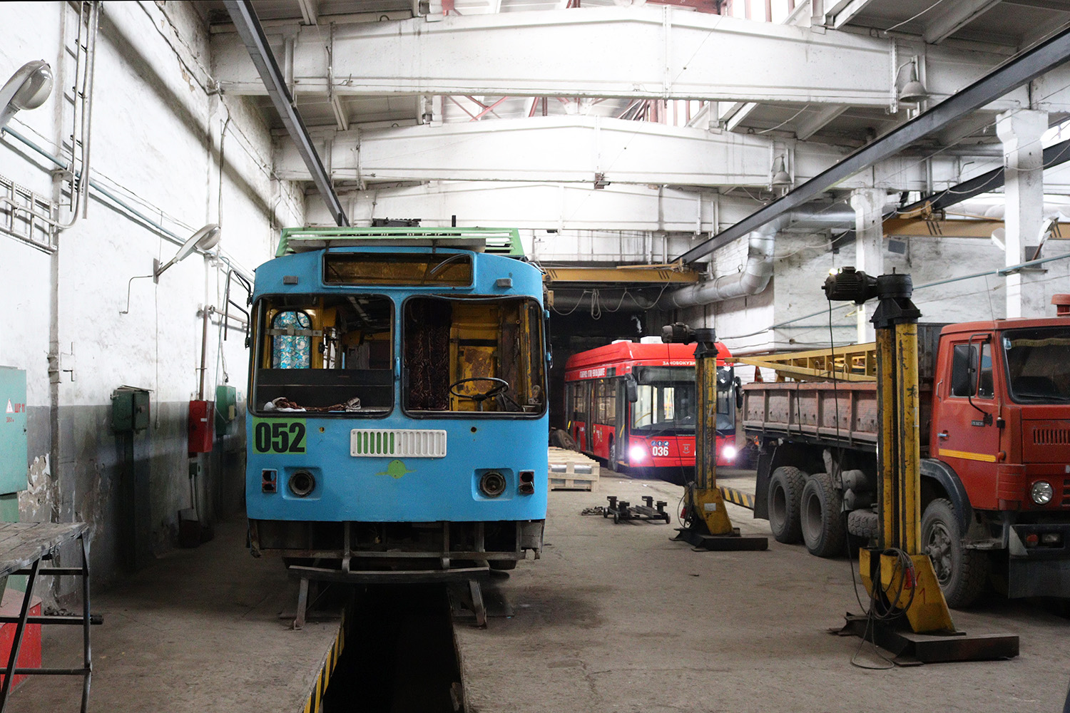 Новокузнецк, ЗиУ-682Г [Г00] № 052; Новокузнецк, УТТЗ-6241.01 «Горожанин» № 036