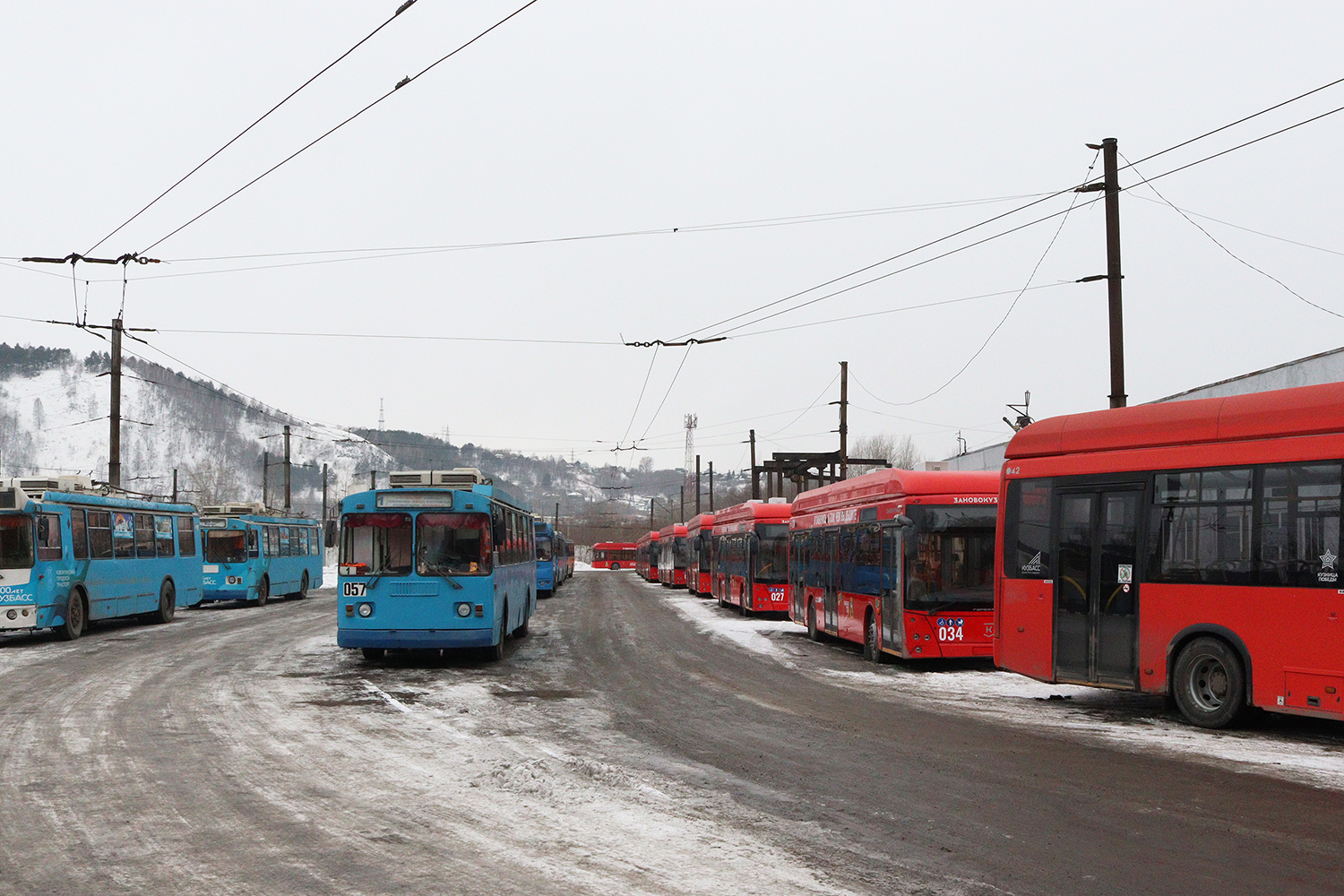 Novokuznetsk, ZiU-682G-017 [G0H] № 057; Novokuznetsk, UTTZ-6241.01 “Gorozhanin” № 034