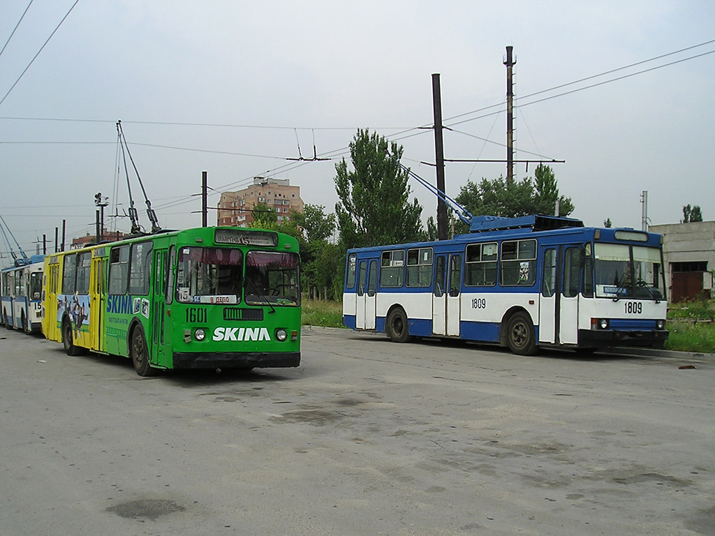 Мариуполь, ЗиУ-682Г [Г00] № 1601; Мариуполь, ЮМЗ Т2 № 1809