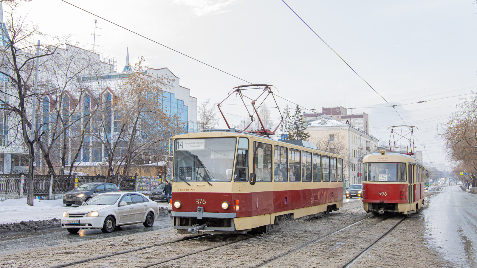 Yekaterinburg, Tatra T6B5SU č. 376; Yekaterinburg, Tatra T3SU č. 598