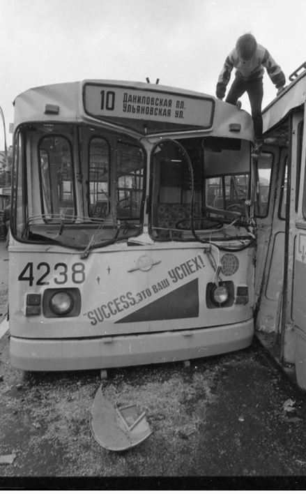 Moscou, ZiU-682V-012 [V0A] N°. 4238; Moscou — Trolleybus barricades 08.1991