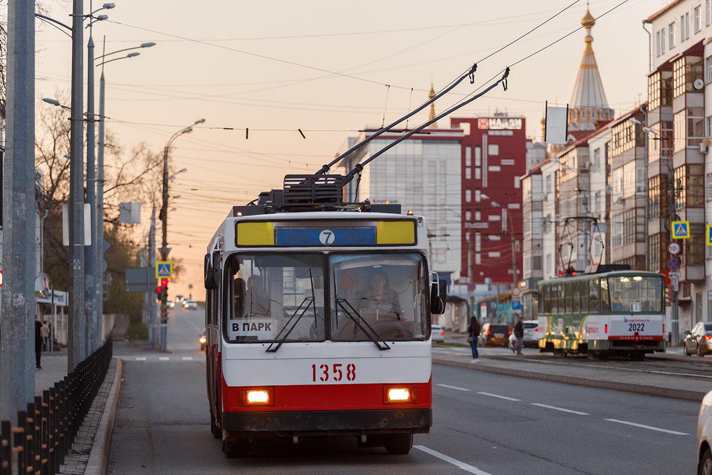 伊熱夫斯克, VMZ-5298-22 # 1358; 伊熱夫斯克, Tatra T6B5SU # 2022 伊熱夫斯克, VMZ-5298-22 # 1358; 伊熱夫斯克, Tatra T6B5SU # 2022