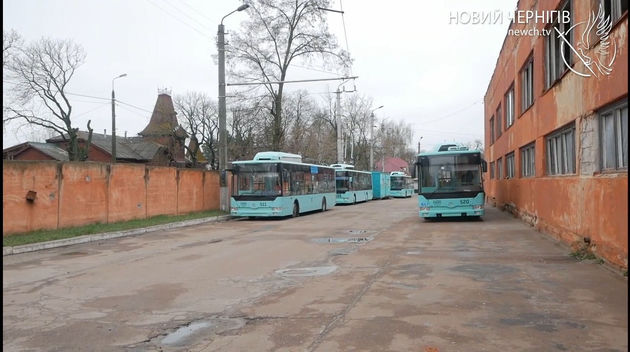 Чернигов, Еталон Т12110 «Барвінок» № 511; Чернигов, Еталон Т12110 «Барвінок» № 498; Чернигов, Еталон Т12110 «Барвінок» № 520; Чернигов — Инфраструктура троллейбусного депо