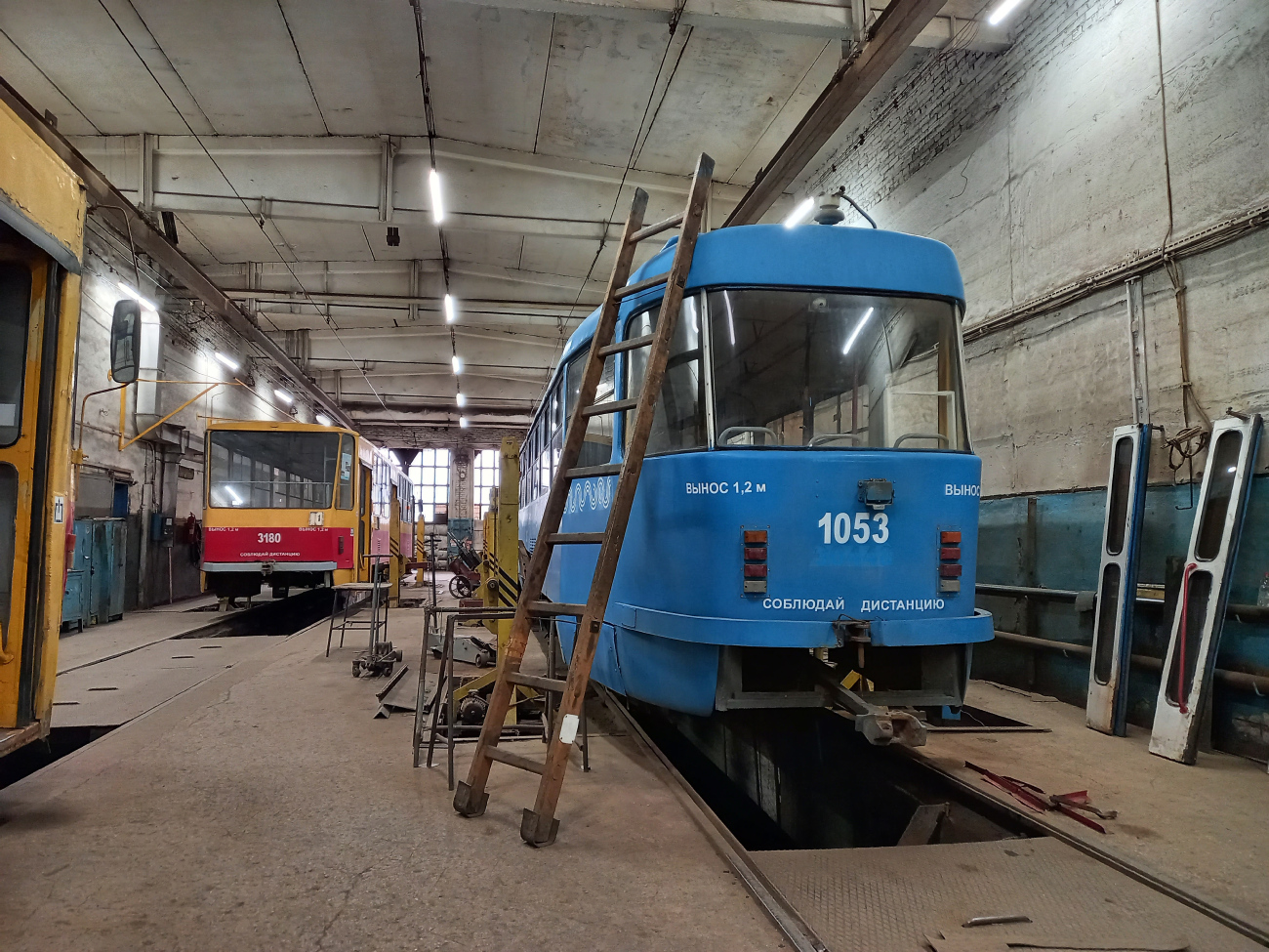 Barnaul, MTTCh Br. 1053; Barnaul, Tatra T6B5SU Br. 3180 Barnaul, MTTCh Br. 1053; Barnaul, Tatra T6B5SU Br. 3180