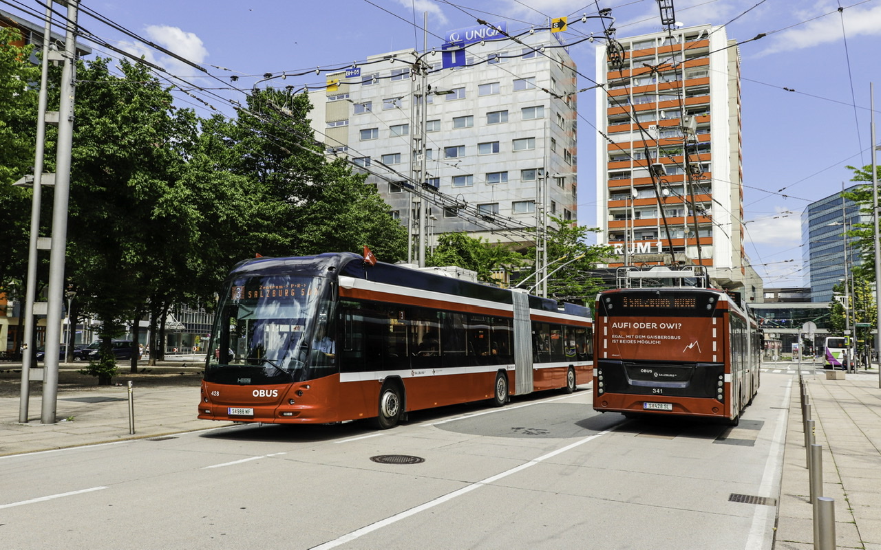 Salzburg, Hess lighTram 19 DC č. 428; Salzburg, Solaris Trollino III 18 AC MetroStyle č. 341