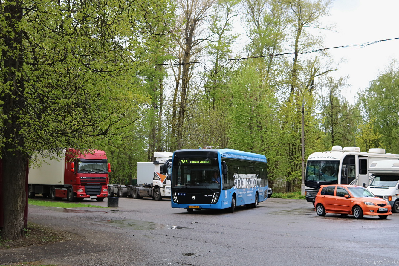 Moskau, KAMAZ-6282 Nr. 430406