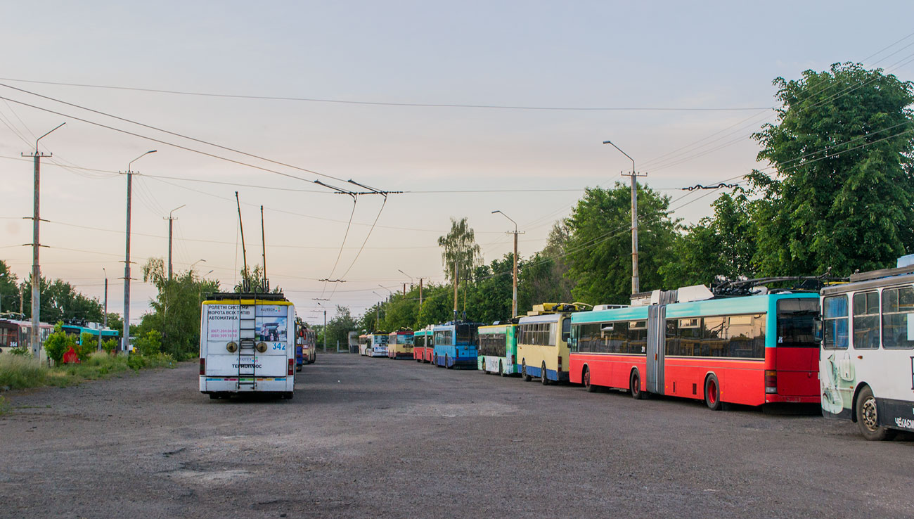ჩერნივცი, LAZ E183D1 № 342; ჩერნივცი, Hess SwissTrolley 2 (BGT-N1) № 391; ჩერნივცი, LAZ-52522 № 2011; ჩერნივცი, LAZ E183D1 № 349; ჩერნივცი, Den Oudsten B88 № 351; ჩერნივცი, Škoda 14Tr02/6 № 275; ჩერნივცი, LAZ E183D1 № 348; ჩერნივცი, Škoda 14TrR № 364; ჩერნივცი, Hess SwissTrolley 2 (BGT-N1) № 399; ჩერნივცი — Miscellaneous photos