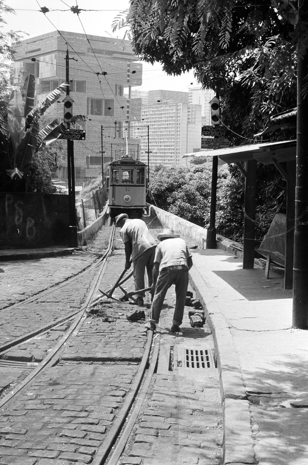 Rio de Janeiro, 2-axle motor car — 12
