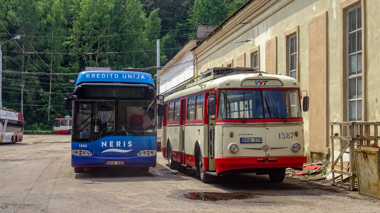 Вильнюс, Solaris Trollino II 15 AC № 1680; Вильнюс, Škoda 9TrH29 № 1387