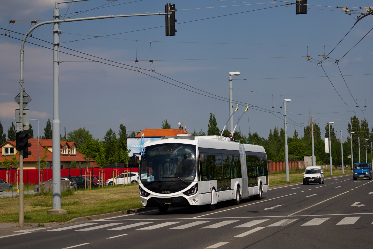 Лимож, IVECO Crealis Neo 18 № 915; Пльзень — Новые троллейбусы с завода Шкода