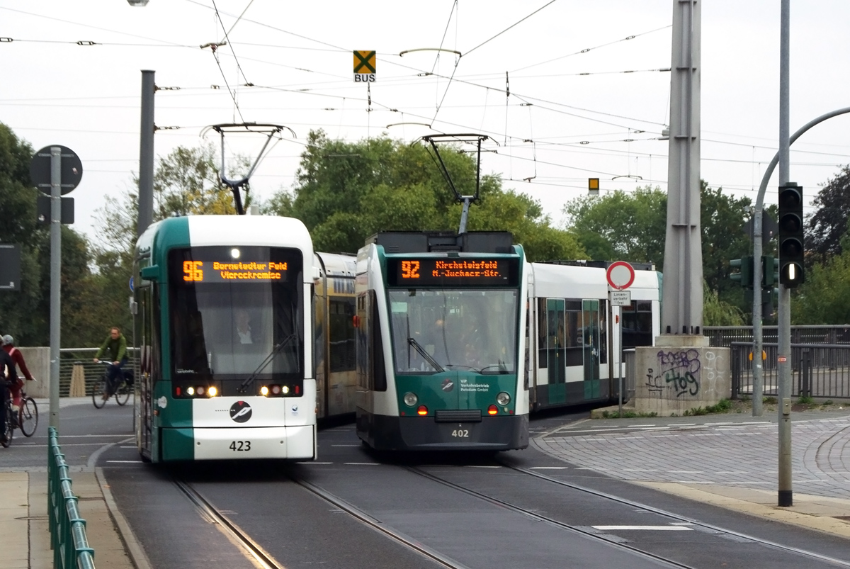 Потсдам, Stadler Variobahn № 423; Потсдам, Siemens Combino № 402