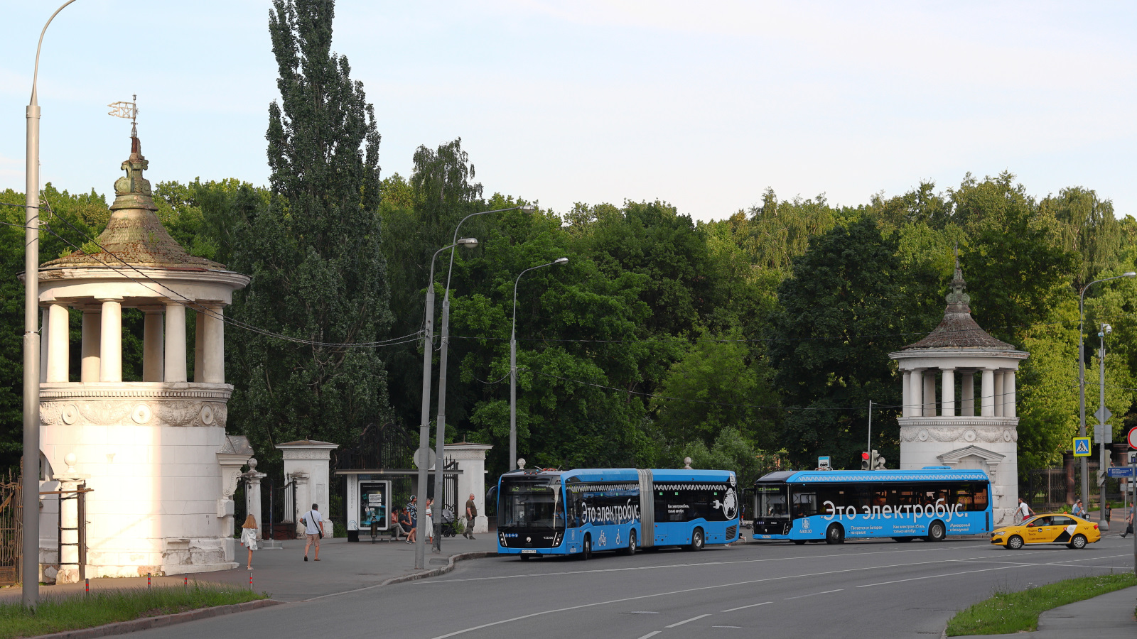 Масква, КАМАЗ-6292 № 411100; Масква, ЛиАЗ-6274 № 430110