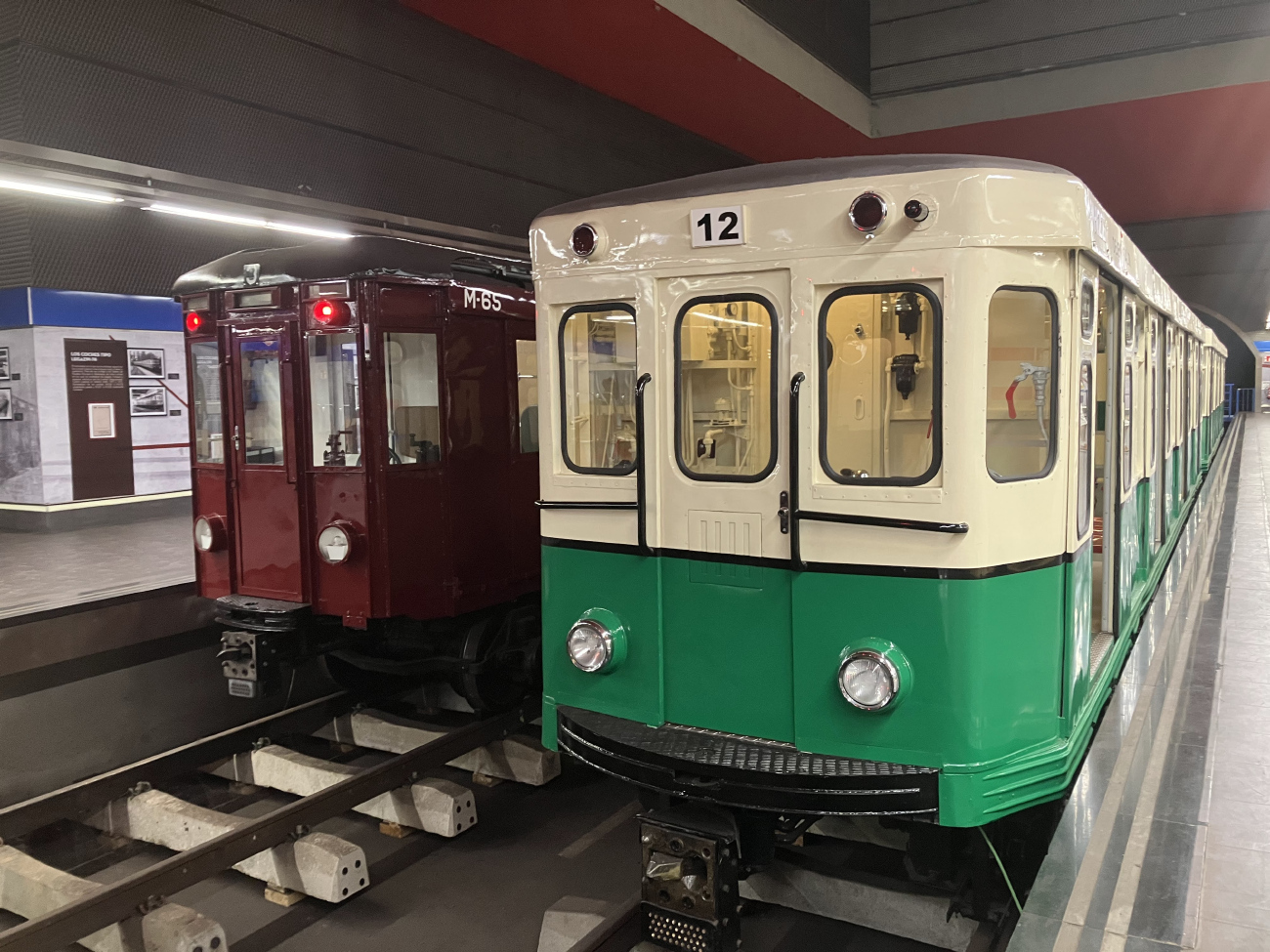 Madrid, CAF Madrid Serie 1000 N°. M-1122; Madrid, CAF Tipo Salamanca N°. M-65; Madrid — Metro — Metro Museum