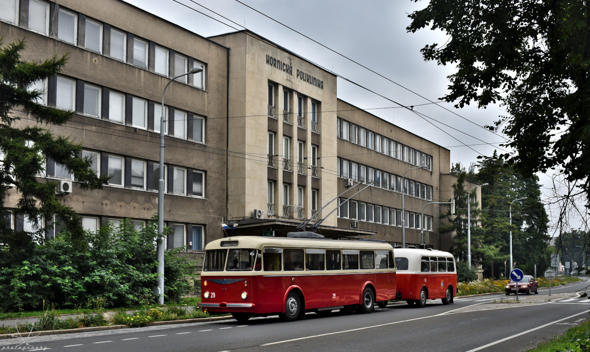 Острава, Škoda 8Tr6 № 29; Острава, Karosa B40 № 141