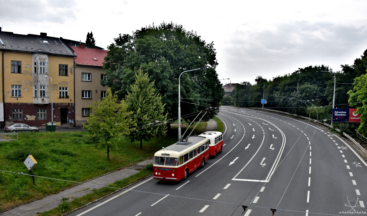 Ostrava, Škoda 8Tr6 № 29; Ostrava, Karosa B40 № 141 Ostrava, Škoda 8Tr6 № 29; Ostrava, Karosa B40 № 141