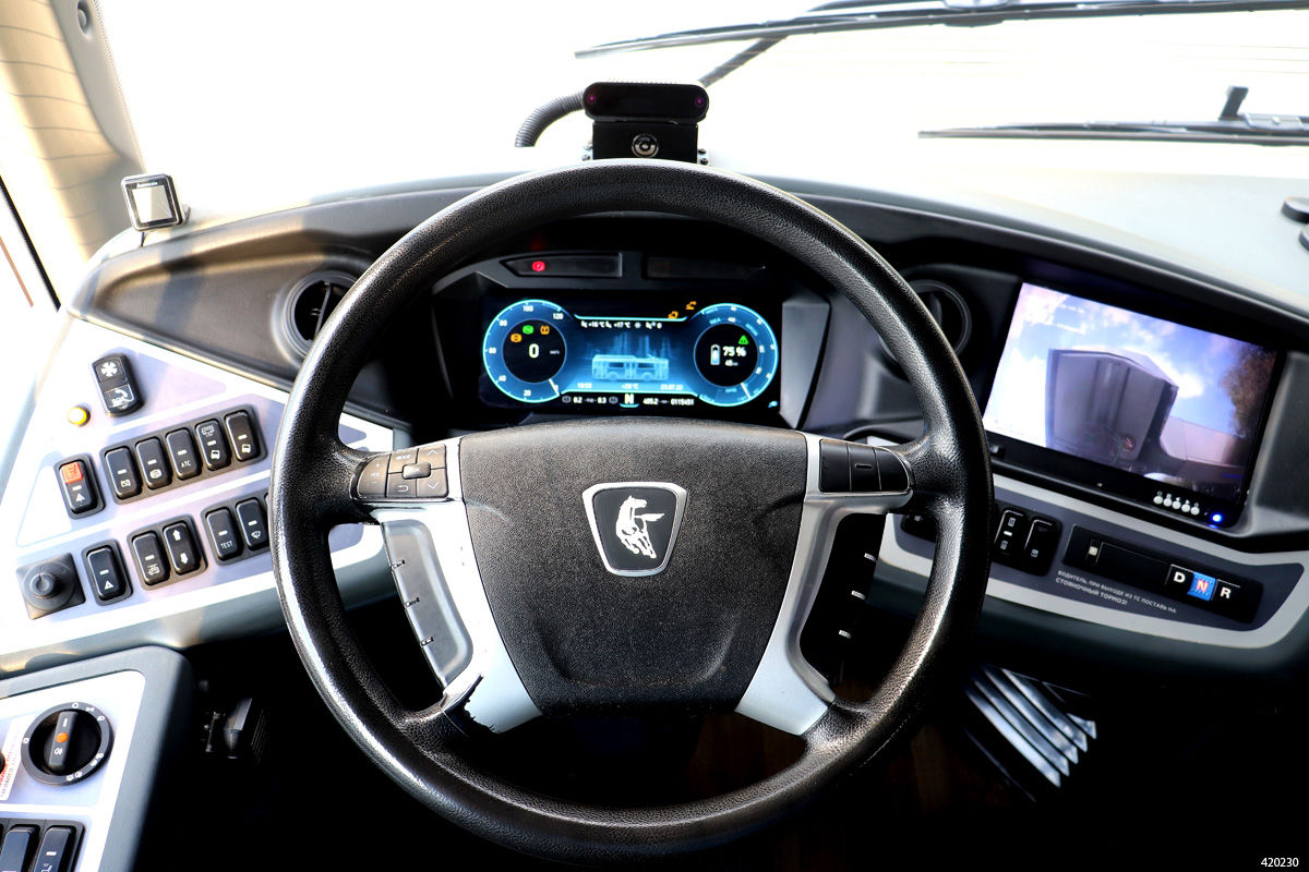 Moskau, KAMAZ-6282 Nr. 420230