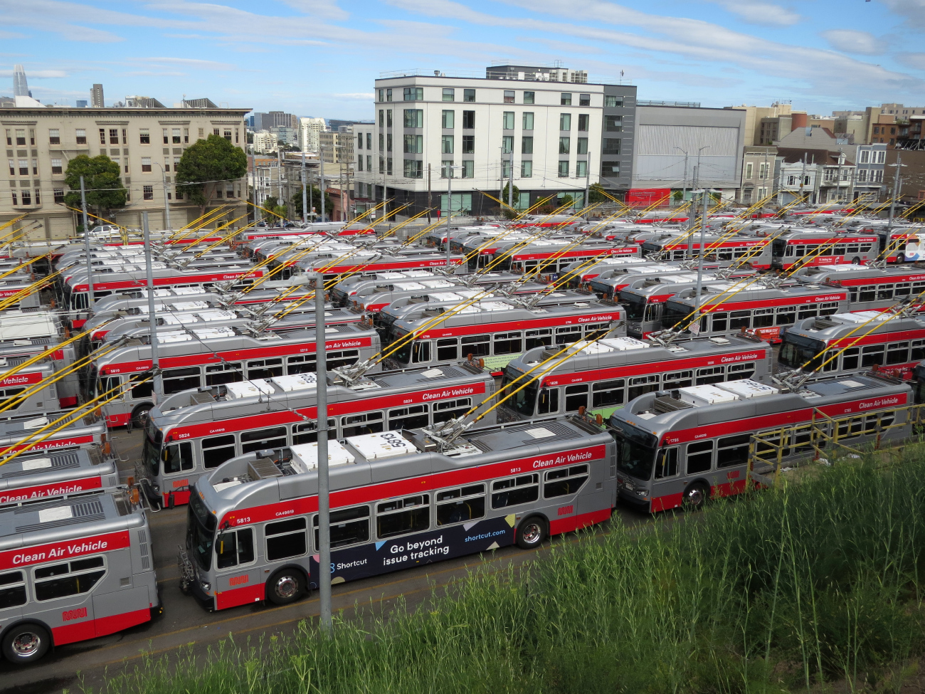 Сан-Франциско, область залива, New Flyer Xcelsior XT40 № 5810; Сан-Франциско, область залива, New Flyer Xcelsior XT40 № 5824; Сан-Франциско, область залива, New Flyer Xcelsior XT40 № 5813