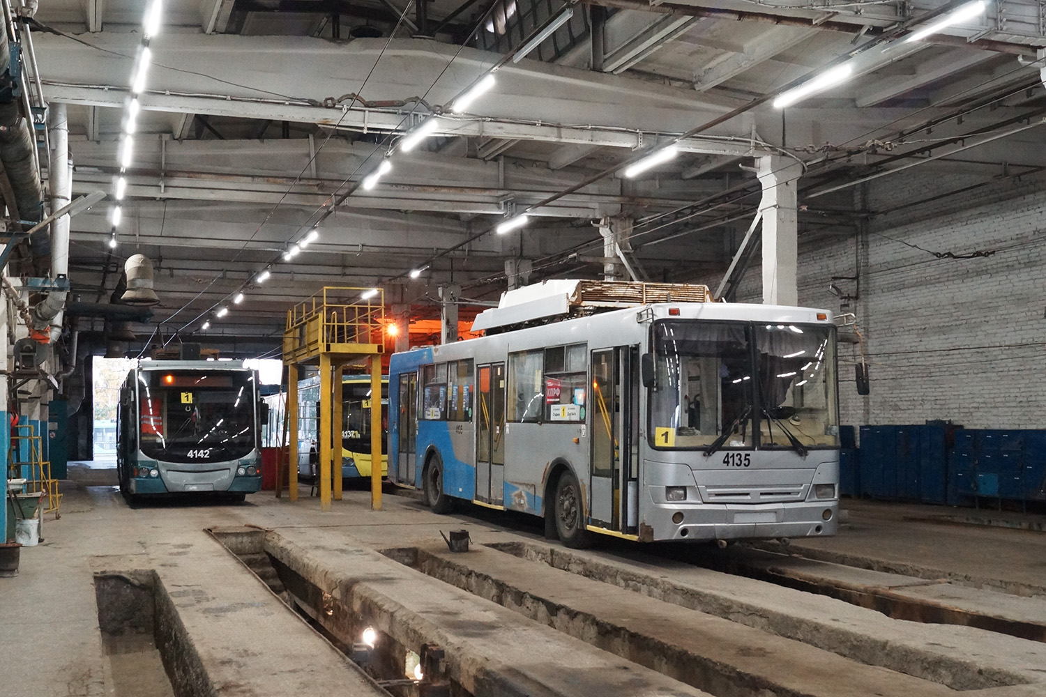 Барнаул, ВМЗ-5298.01 «Авангард» № 4142; Барнаул, СТ-6217М № 4135