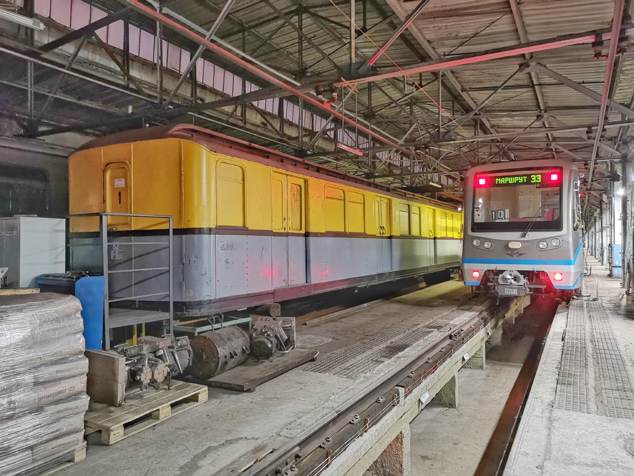 Moskva, V-4 č. 158; Moskva, 81-740.4 “Rusich” č. 0208