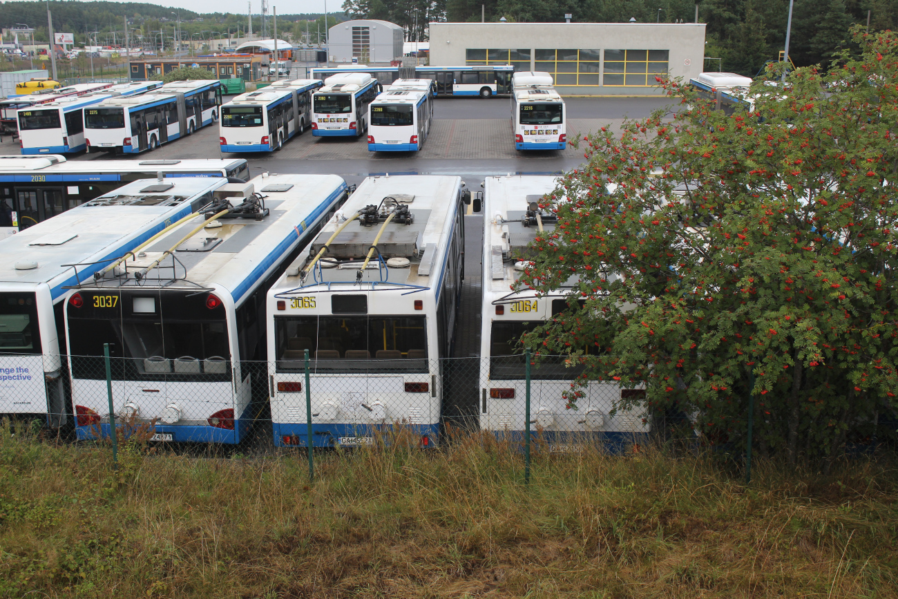 Gdyňa, Solaris Trollino II 12 T č. 3037; Gdyňa, Mercedes-Benz O405NE č. 3065; Gdyňa, Mercedes-Benz O405NE č. 3064