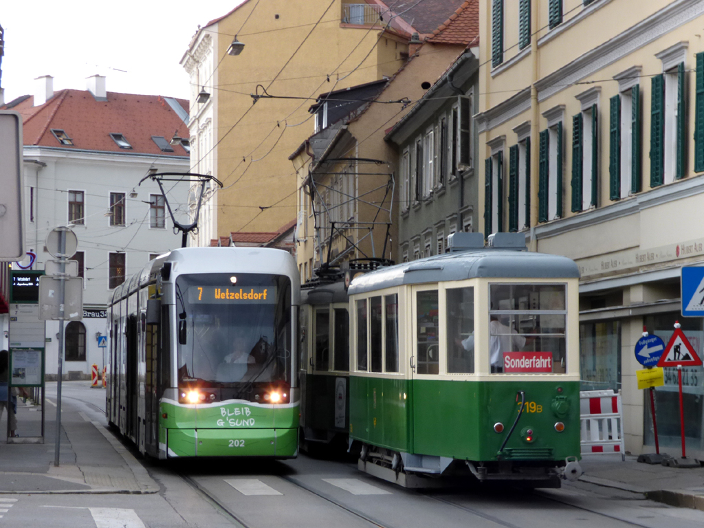 Graz, Stadler Variobahn č. 202; Graz, SGP 2-axle trailer car č. 319B