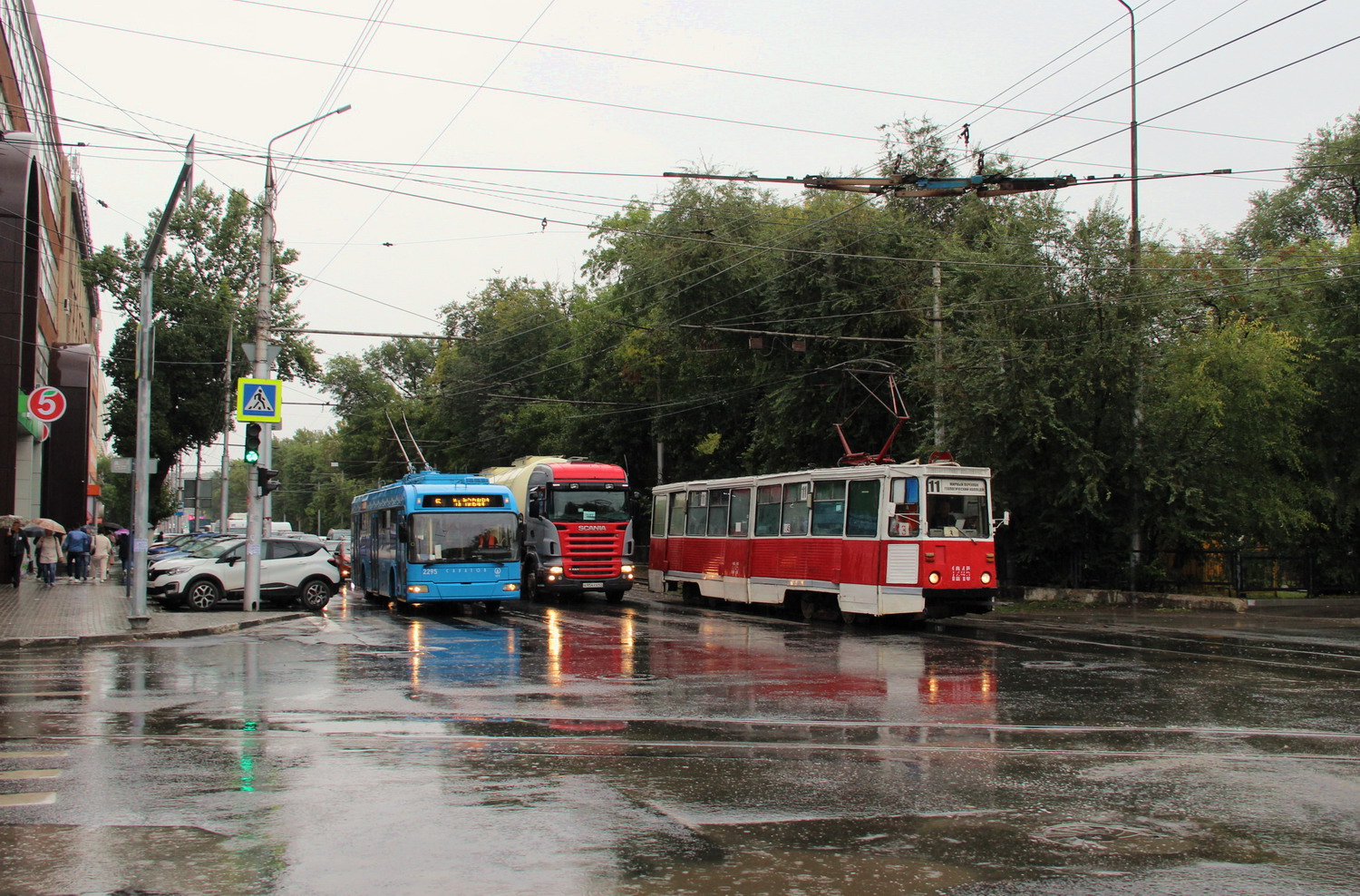 Саратов, БКМ 321 № 2295; Саратов, 71-605 (КТМ-5М3) № 1245