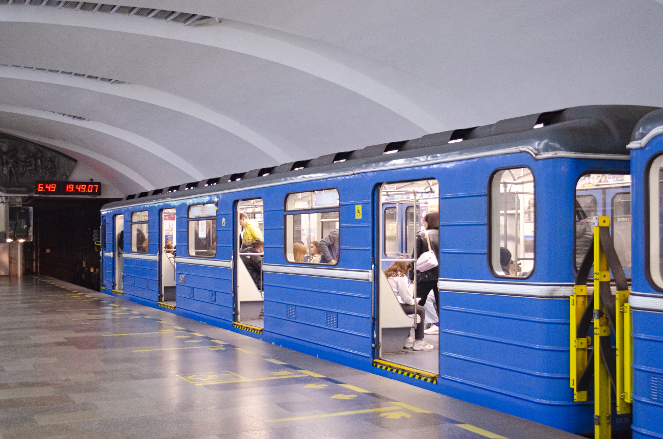 Екатеринбург, 81-717.5 (ЛВЗ/ВМ) № 8911