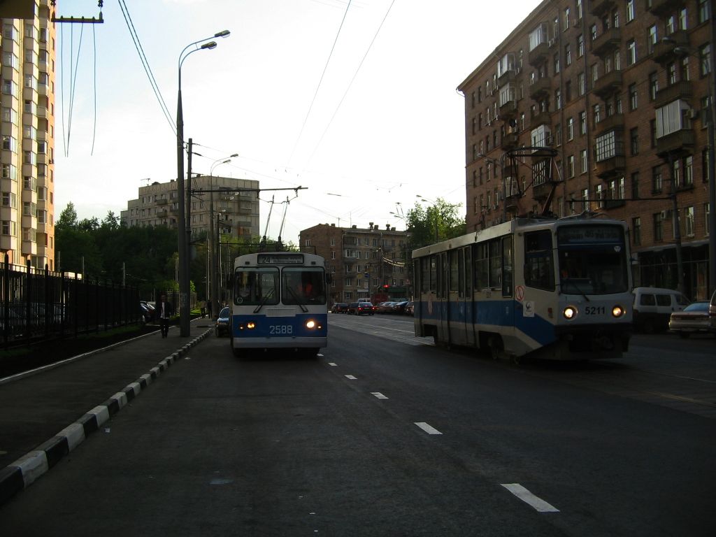 Москва, ЗиУ-682Г-014 [Г0Е] № 2588; Москва, 71-608КМ № 5211