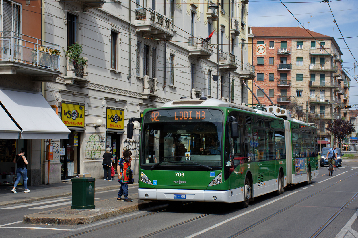 Милан, Van Hool AG 300T № 706