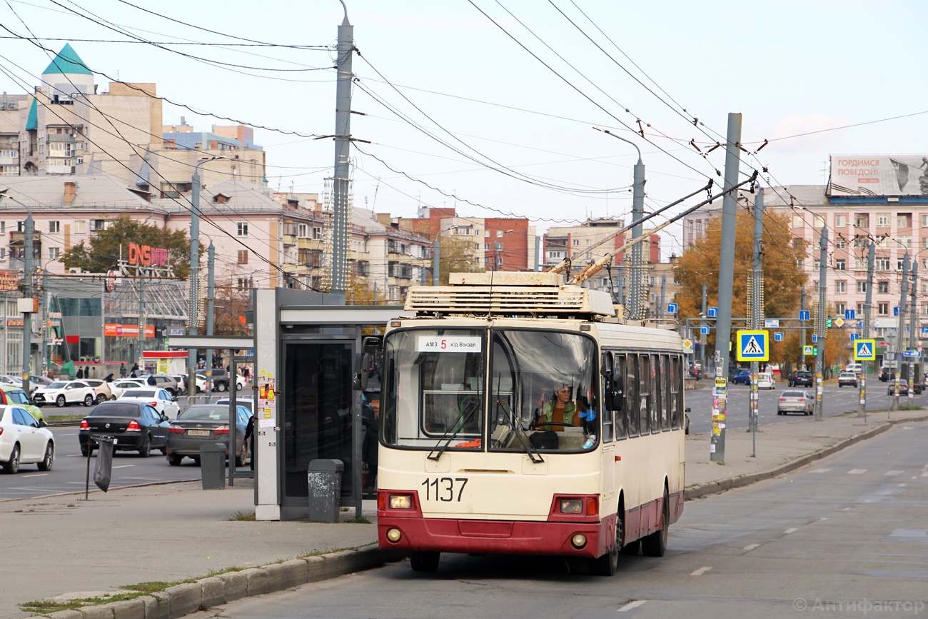 Челябинск, ЛиАЗ-5280 (ВЗТМ) № 1137