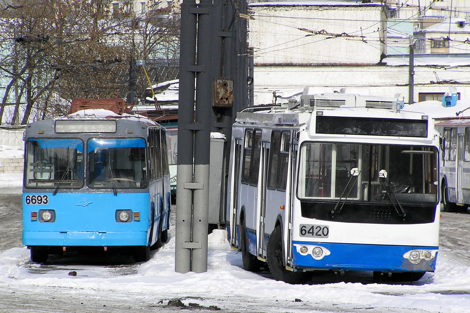 Москва, ЗиУ-6205 (683Б) КР МТРЗ № 6693; Москва, ЗиУ-682Г-016.02 (с широкой 1-й дверью) № 6420