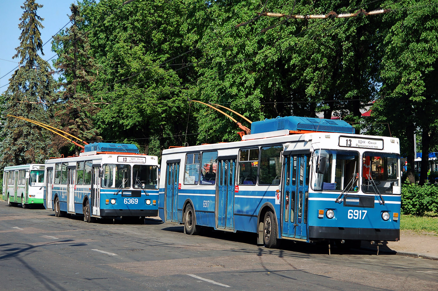 Москва, ЗиУ-682ГМ1 (с широкой передней дверью) № 6369; Москва, ЗиУ-682ГМ1 (с широкой передней дверью) № 6917