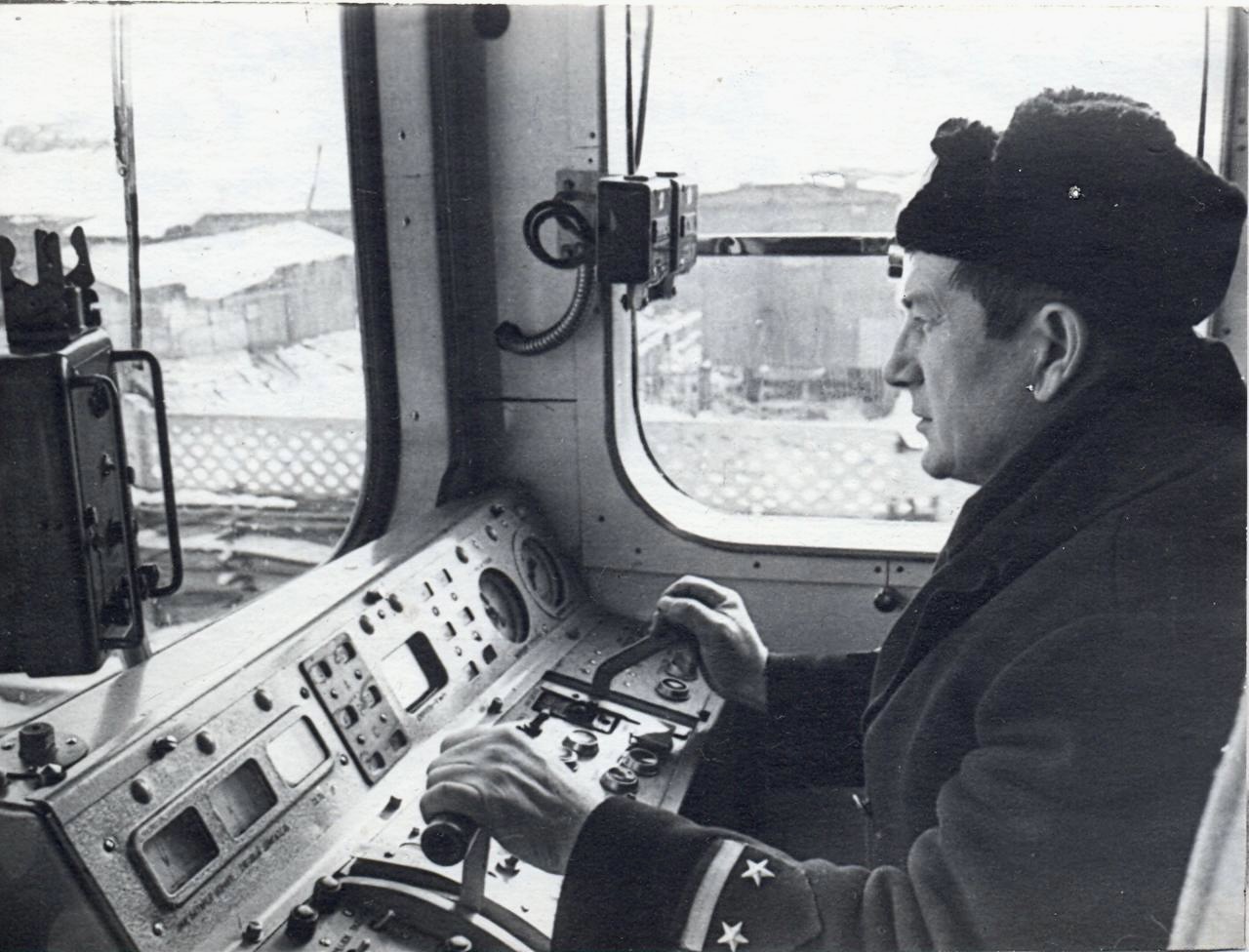 Electric transport employees; Киев — Metro — Line M1 (red)