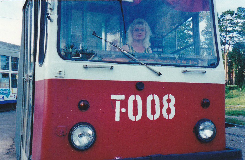 Ангарск, 71-132 (ЛМ-93) № 008; Работники электротранспорта; Ангарск — Старые фотографии