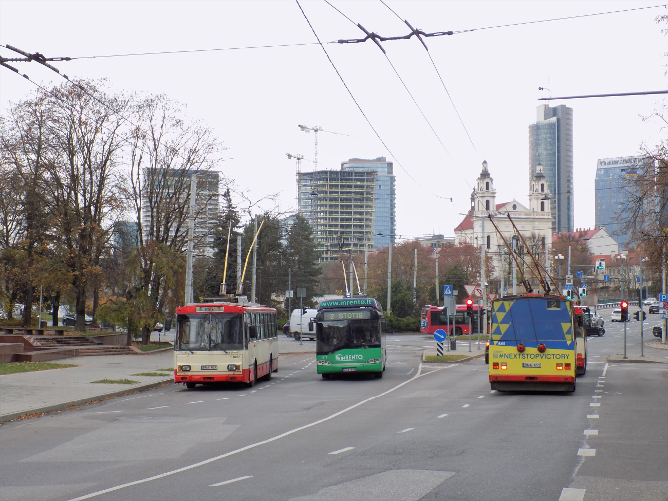 Вильнюс, Škoda 14Tr13/6 № 1627; Вильнюс, Škoda 14Tr17/6M № 1659; Вильнюс, Solaris Trollino II 15 AC № 1676