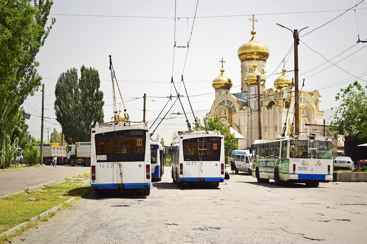 Бишкек, Тролза-5275.03 «Оптима» № 1879; Бишкек, Тролза-5275.03 «Оптима» № 1877; Бишкек, ЗиУ-682Г-016.05 № 1809