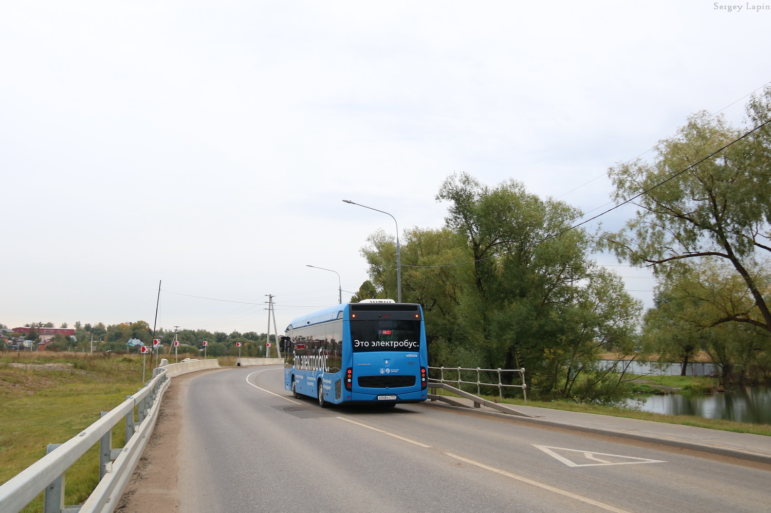 Moskau, KAMAZ-6282 Nr. 400106