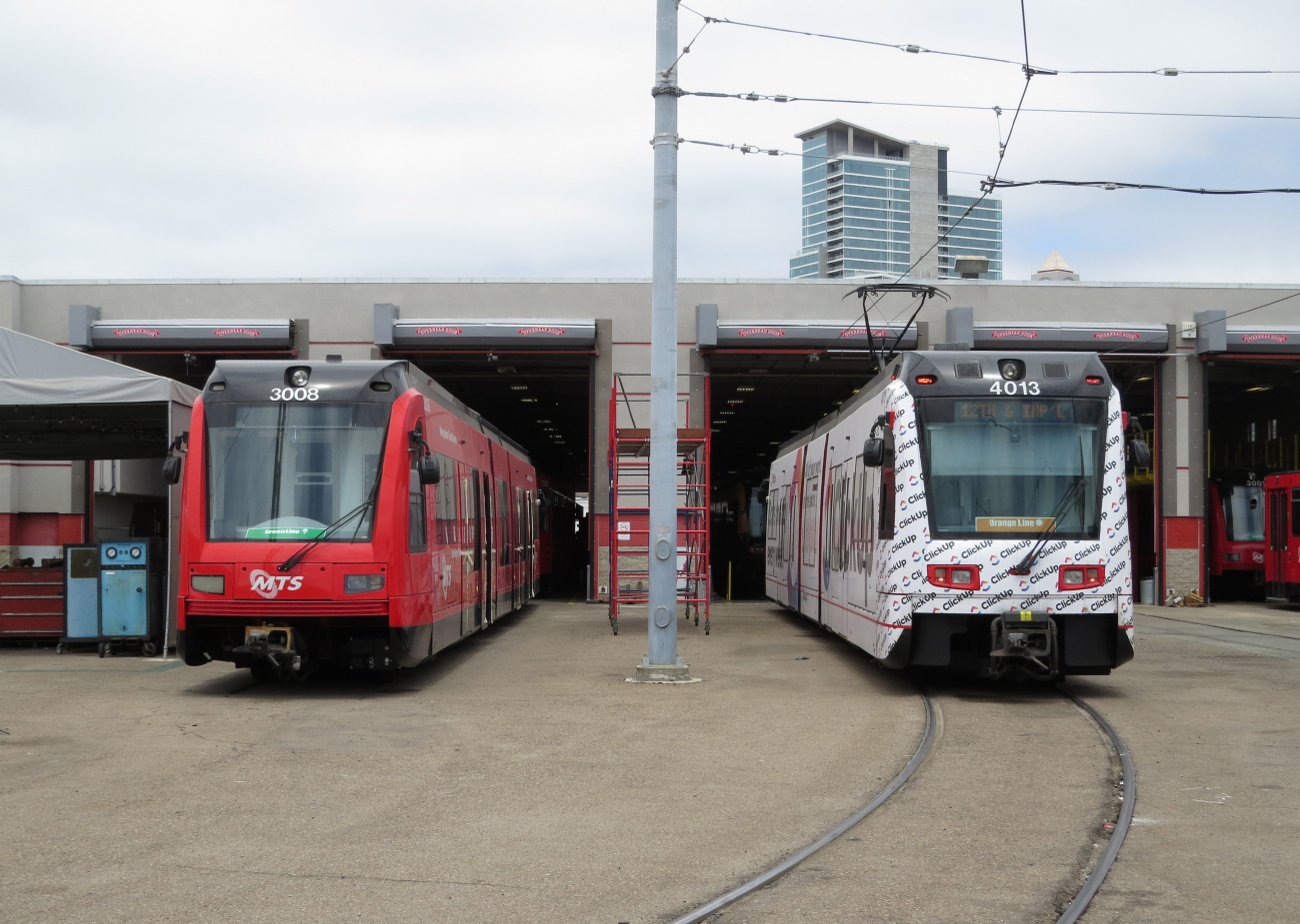 Сан-Диего, Siemens Avanto/S70 № 3008; Сан-Диего, Siemens S70 LRV № 4013; Сан-Диего — San Diego Trolley депо
