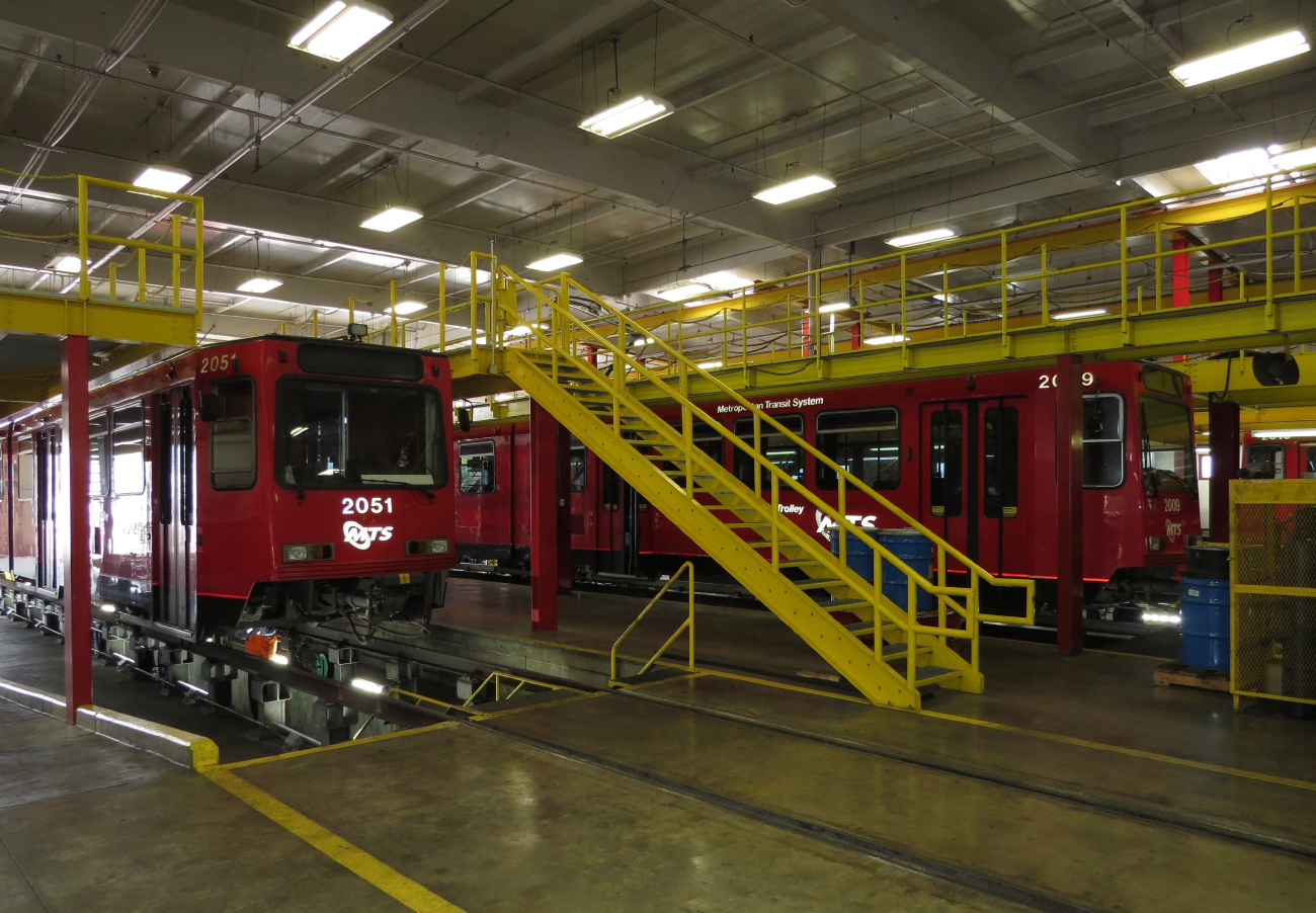 Сан-Диего, Siemens SD100 № 2051; Сан-Диего, Siemens SD100 № 2009; Сан-Диего — San Diego Trolley депо